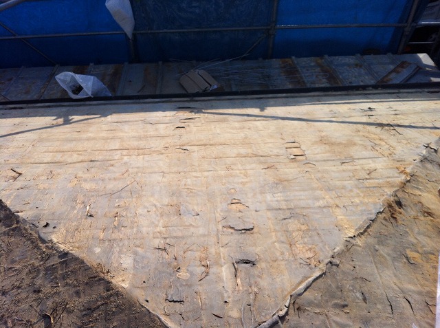 緑区で葺き替え工事を実施した屋根にて、屋根に強さを出すために野地板を設置している様子を紹介